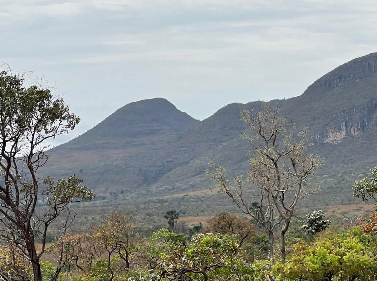 Serras da Chapada dos Veadeiros sob céu nublado